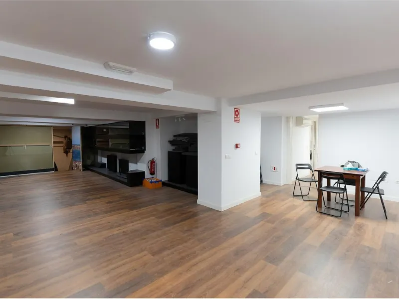 Located in Historic centre of Malaga, in one of the best areas of the city, this spacious commercial of 156 m2 built and 126 m2 mezzanine floor, is perfect for a wide variety of businesses.