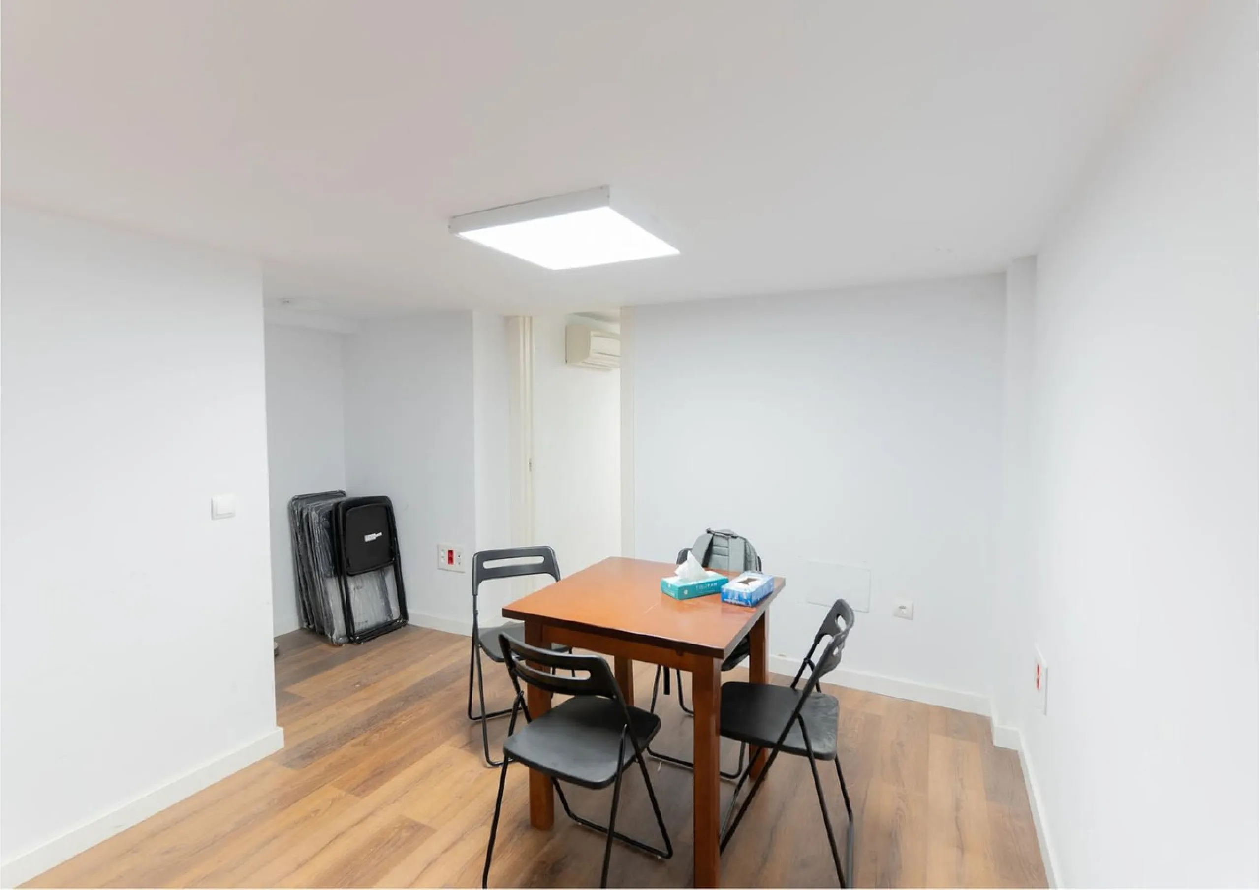 Located in Historic centre of Malaga, in one of the best areas of the city, this spacious commercial of 156 m2 built and 126 m2 mezzanine floor, is perfect for a wide variety of businesses.