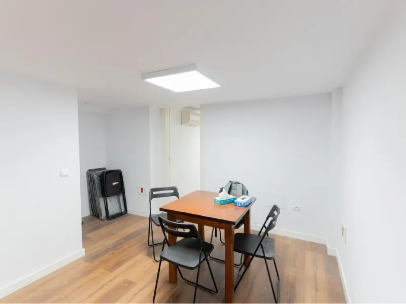 Located in Historic centre of Malaga, in one of the best areas of the city, this spacious commercial of 156 m2 built and 126 m2 mezzanine floor, is perfect for a wide variety of businesses.