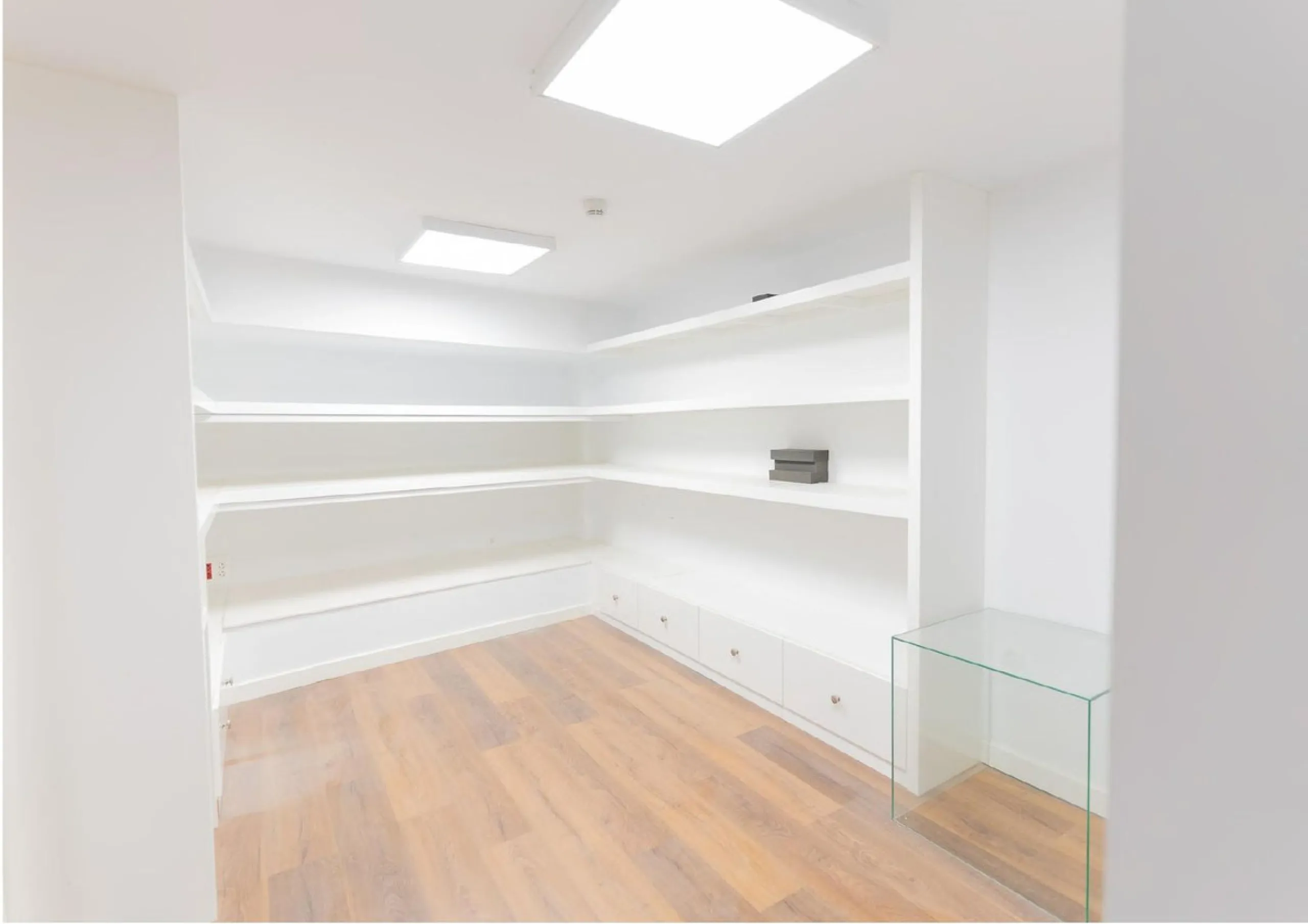 Located in Historic centre of Malaga, in one of the best areas of the city, this spacious commercial of 156 m2 built and 126 m2 mezzanine floor, is perfect for a wide variety of businesses.