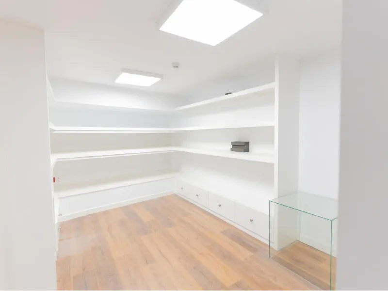 Located in Historic centre of Malaga, in one of the best areas of the city, this spacious commercial of 156 m2 built and 126 m2 mezzanine floor, is perfect for a wide variety of businesses.