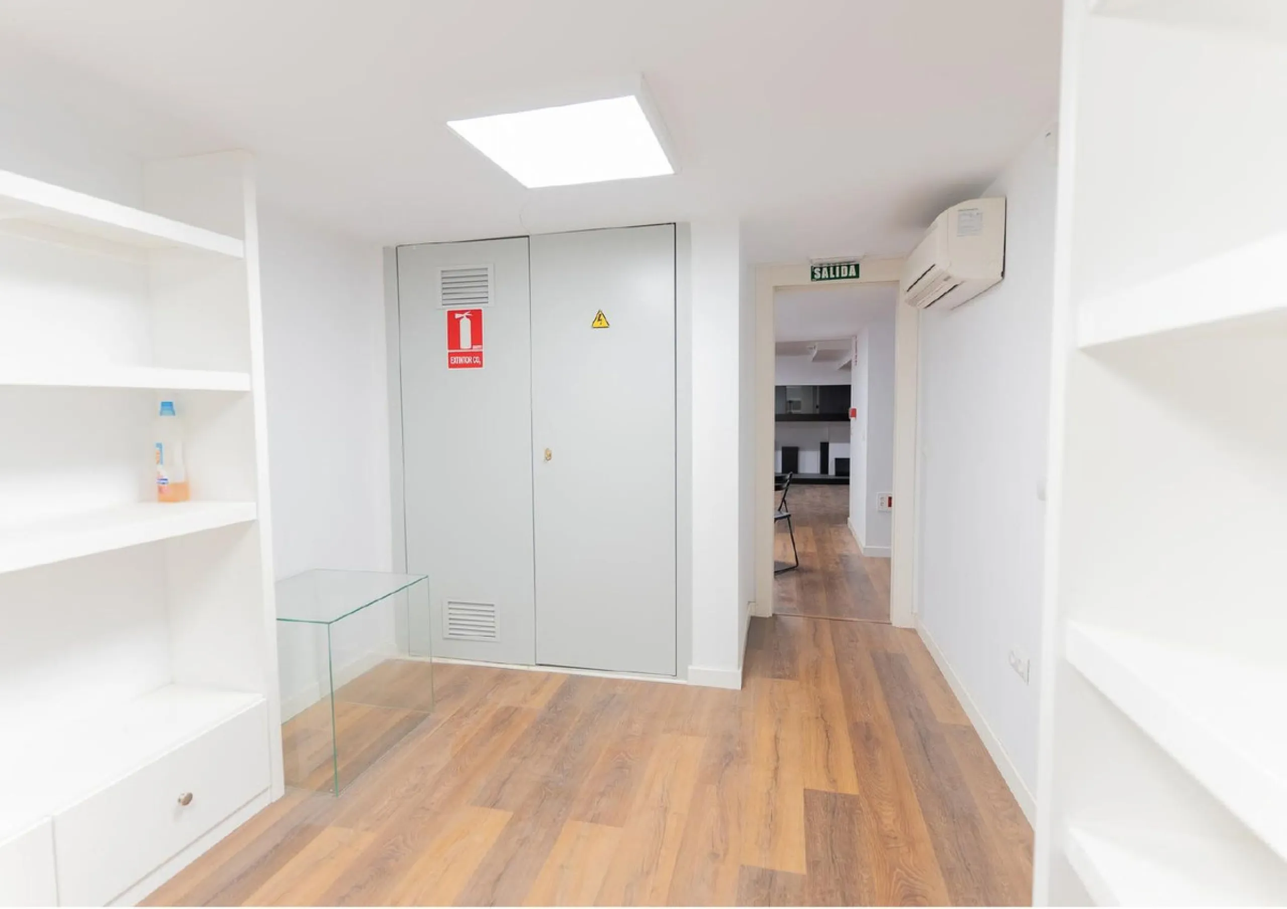 Located in Historic centre of Malaga, in one of the best areas of the city, this spacious commercial of 156 m2 built and 126 m2 mezzanine floor, is perfect for a wide variety of businesses.