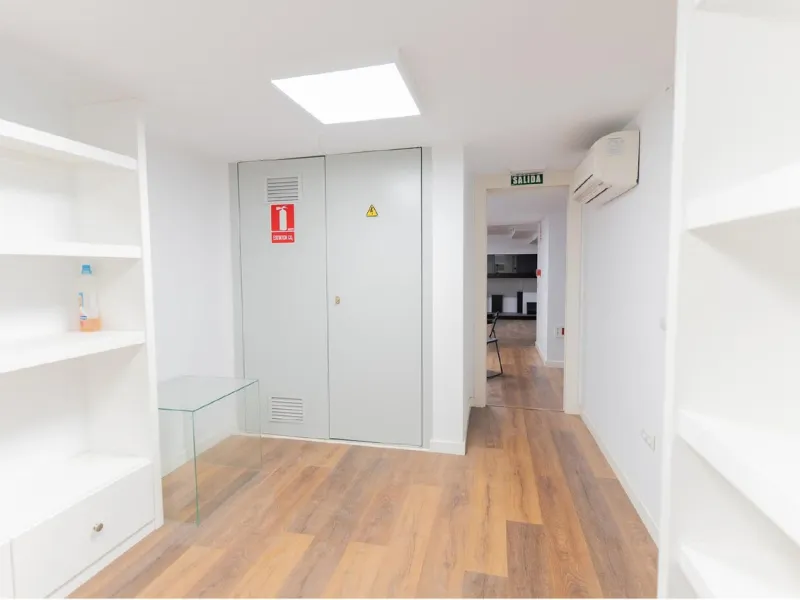 Located in Historic centre of Malaga, in one of the best areas of the city, this spacious commercial of 156 m2 built and 126 m2 mezzanine floor, is perfect for a wide variety of businesses.