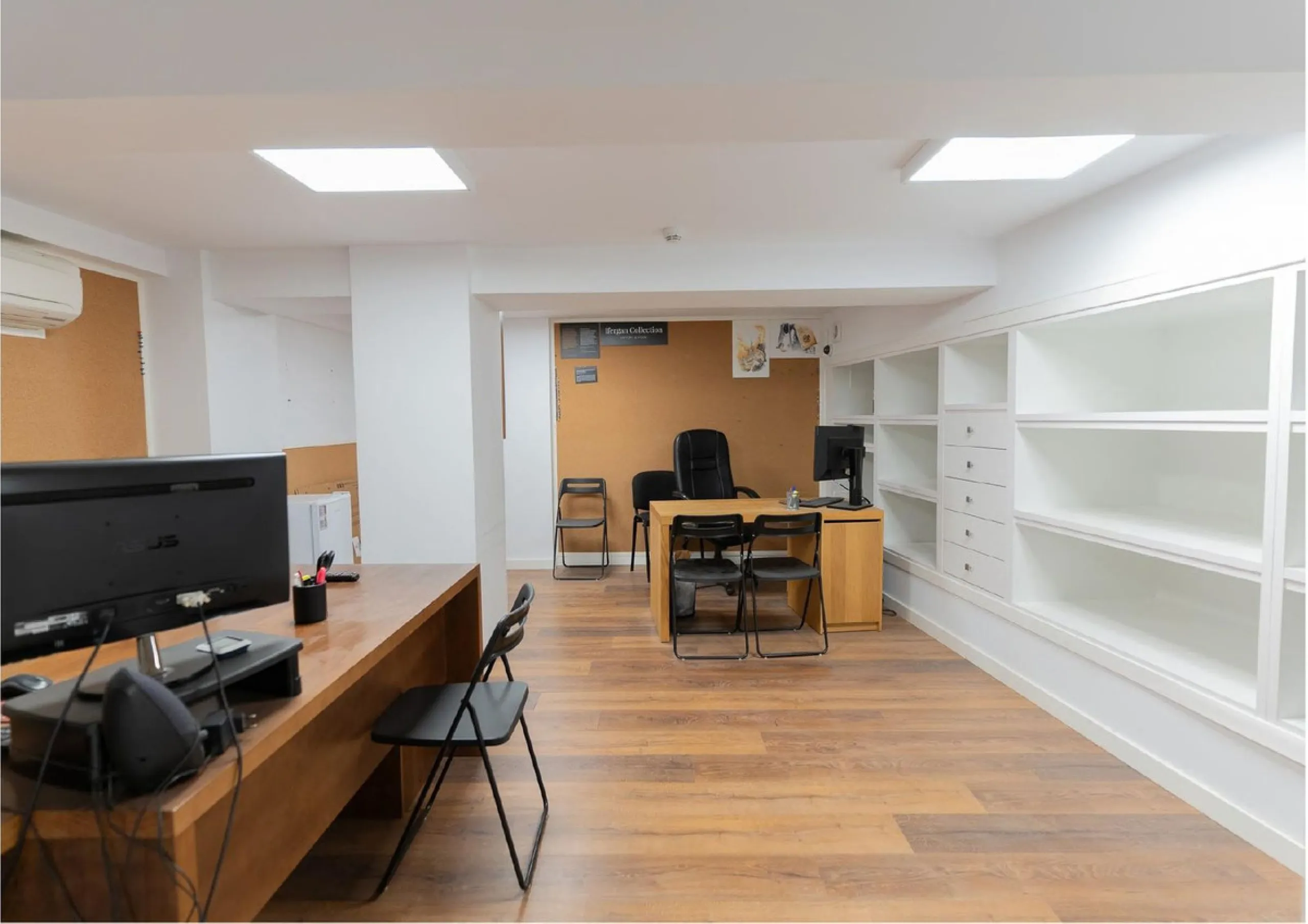 Located in Historic centre of Malaga, in one of the best areas of the city, this spacious commercial of 156 m2 built and 126 m2 mezzanine floor, is perfect for a wide variety of businesses.