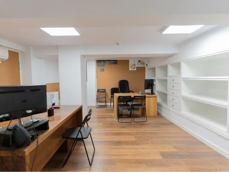 Located in Historic centre of Malaga, in one of the best areas of the city, this spacious commercial of 156 m2 built and 126 m2 mezzanine floor, is perfect for a wide variety of businesses.