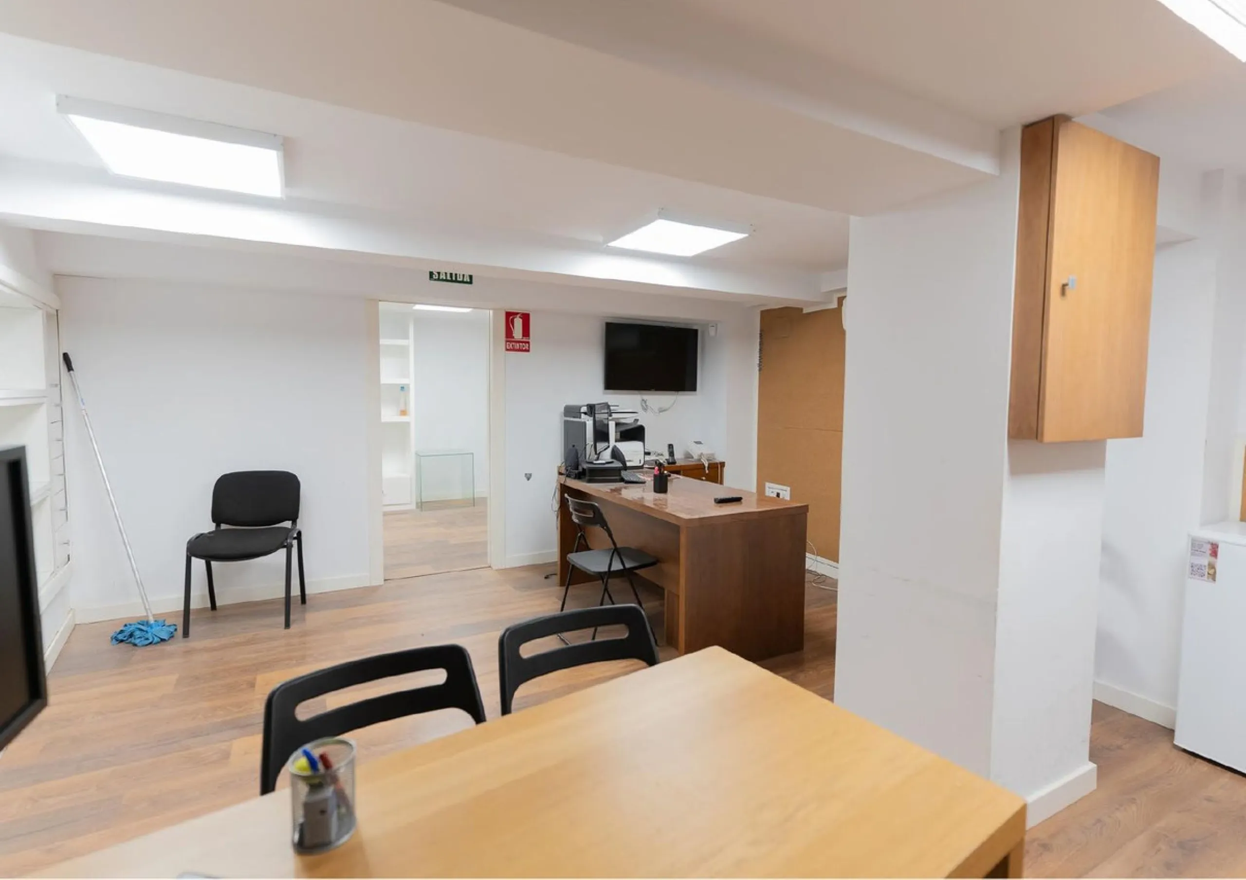 Located in Historic centre of Malaga, in one of the best areas of the city, this spacious commercial of 156 m2 built and 126 m2 mezzanine floor, is perfect for a wide variety of businesses.