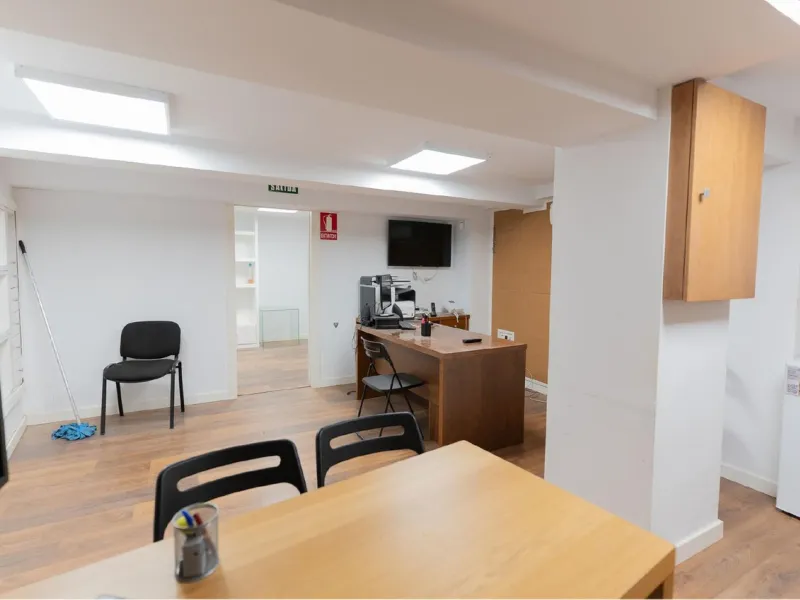 Located in Historic centre of Malaga, in one of the best areas of the city, this spacious commercial of 156 m2 built and 126 m2 mezzanine floor, is perfect for a wide variety of businesses.