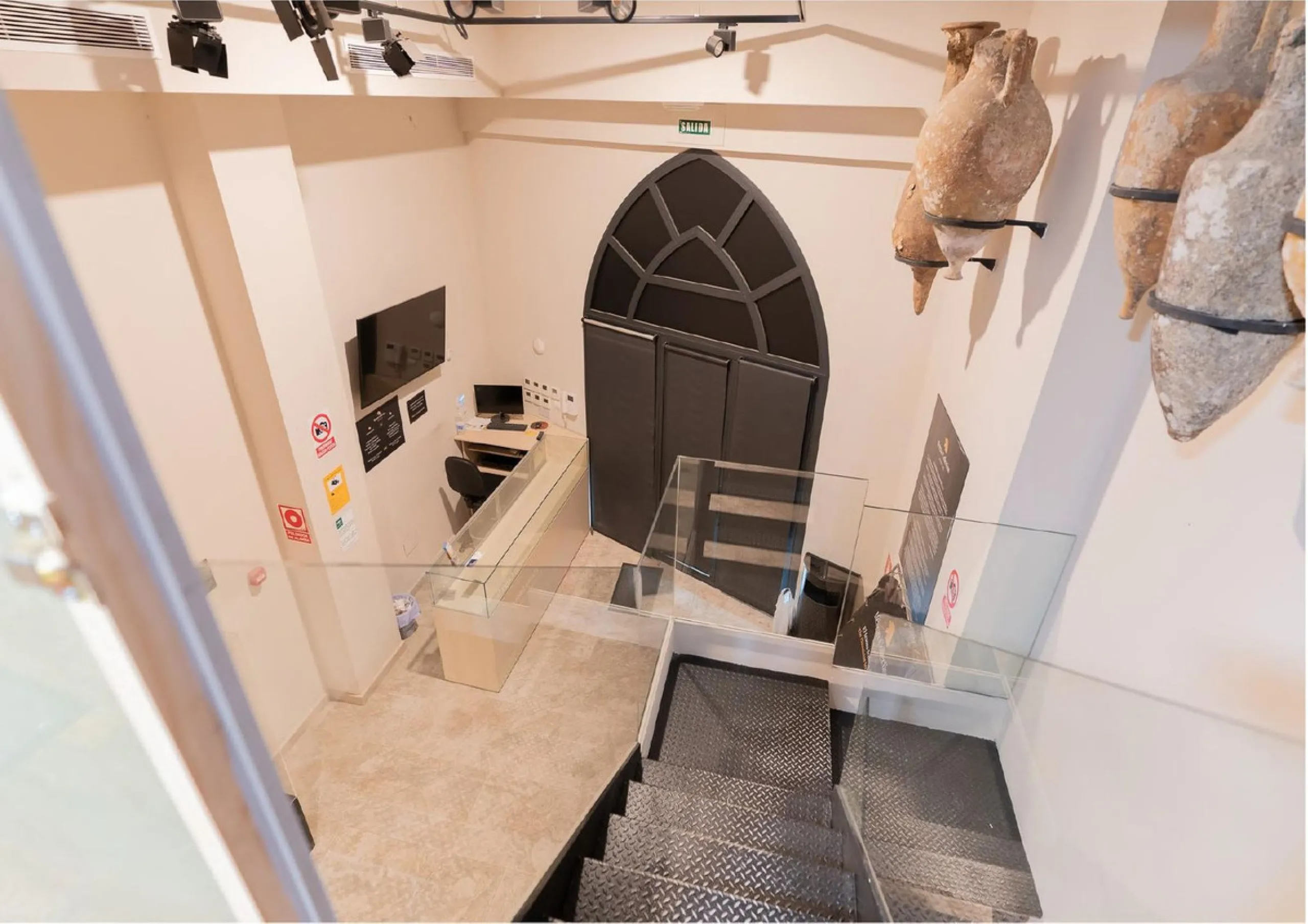 Located in Historic centre of Malaga, in one of the best areas of the city, this spacious commercial of 156 m2 built and 126 m2 mezzanine floor, is perfect for a wide variety of businesses.