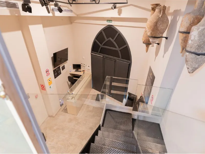 Located in Historic centre of Malaga, in one of the best areas of the city, this spacious commercial of 156 m2 built and 126 m2 mezzanine floor, is perfect for a wide variety of businesses.