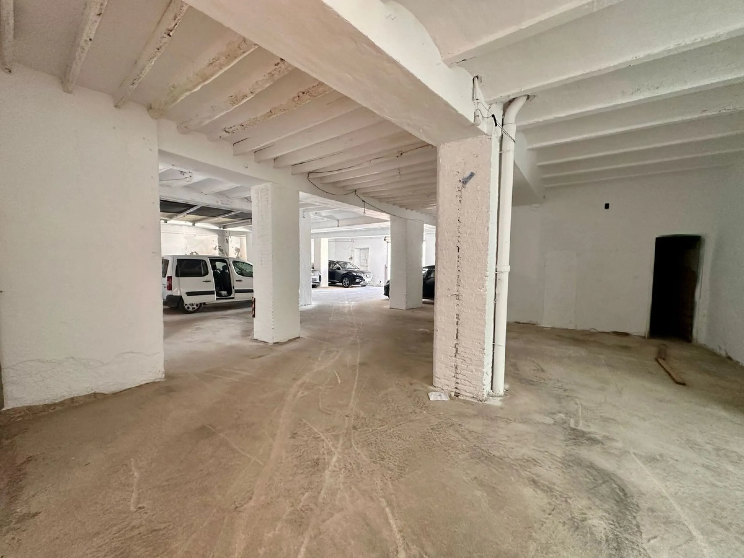 600 m² built on two floors + terraces