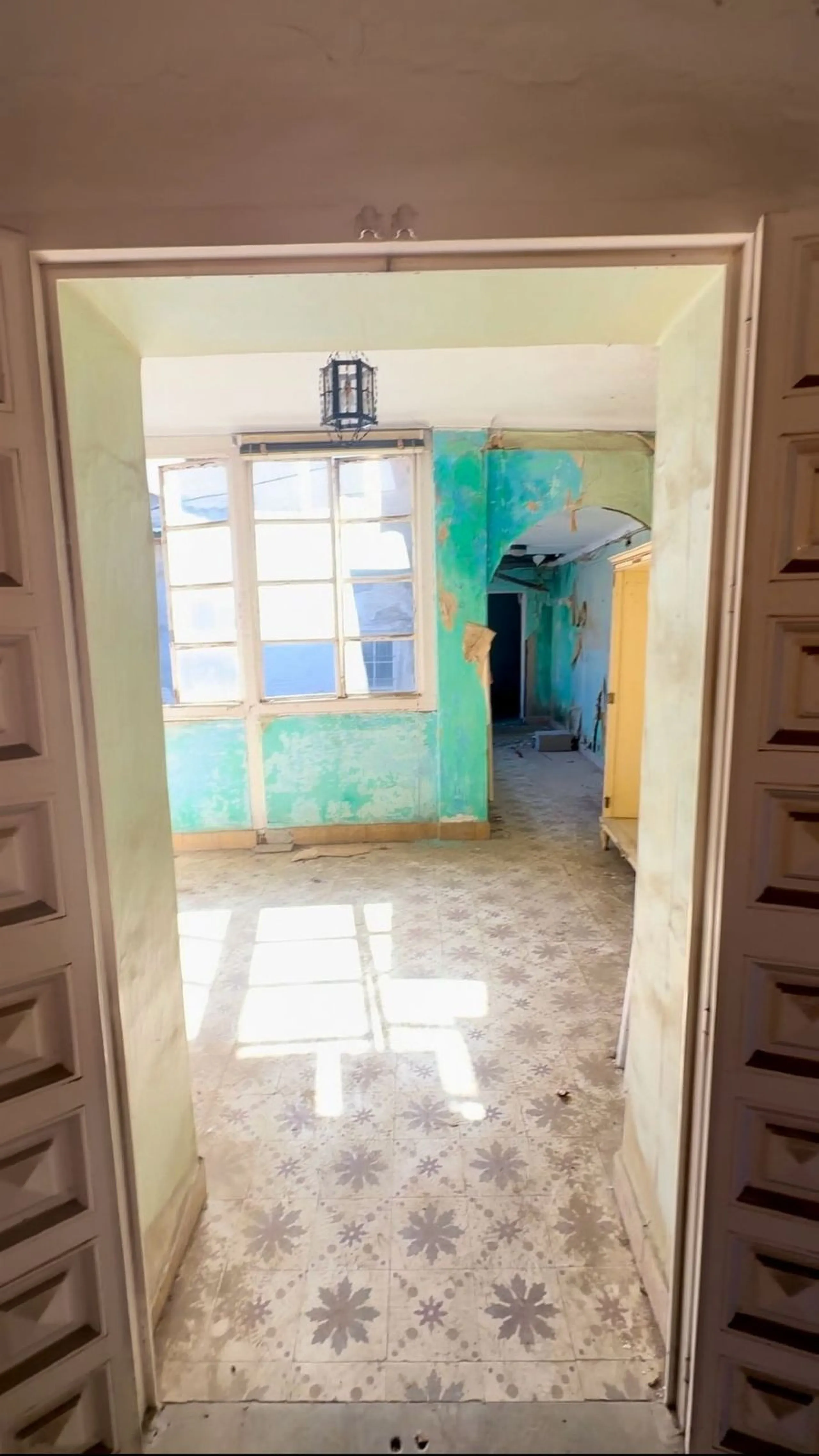 600 m² built on two floors + terraces