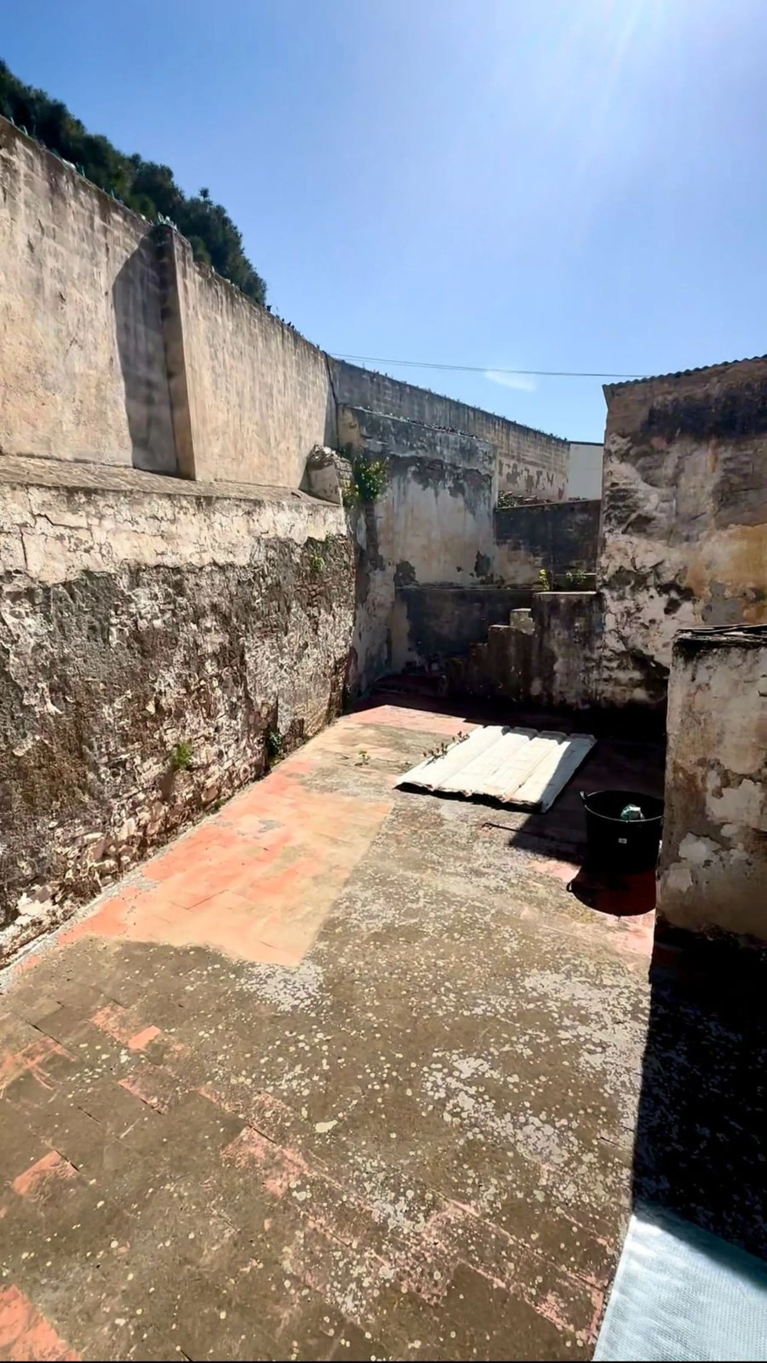 600 m² built on two floors + terraces