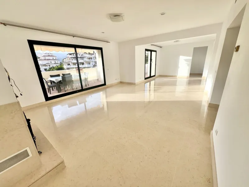 Spectacular Duplex Penthouse in Capanes del Golf, Benahavis