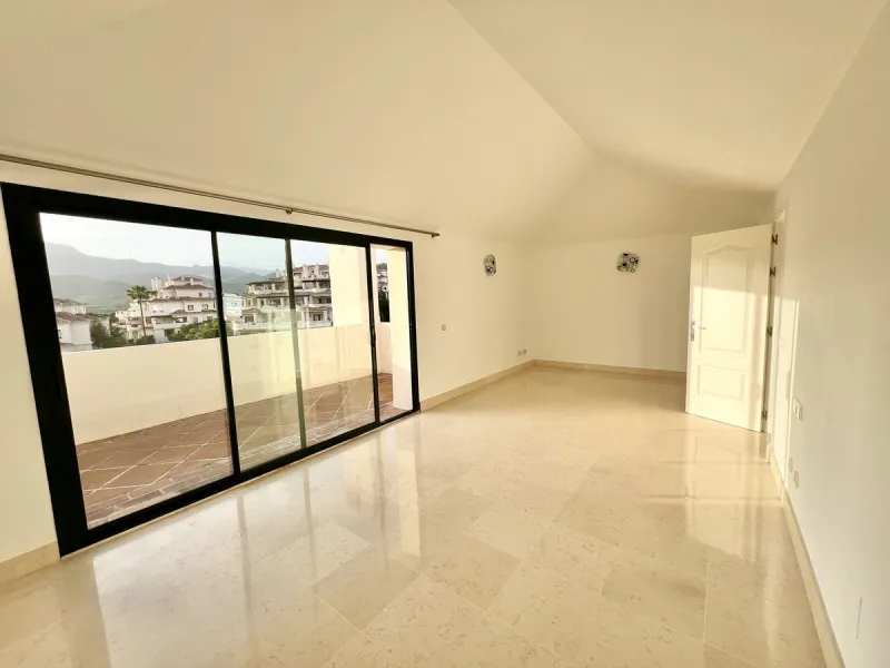 Spectacular Duplex Penthouse in Capanes del Golf, Benahavis