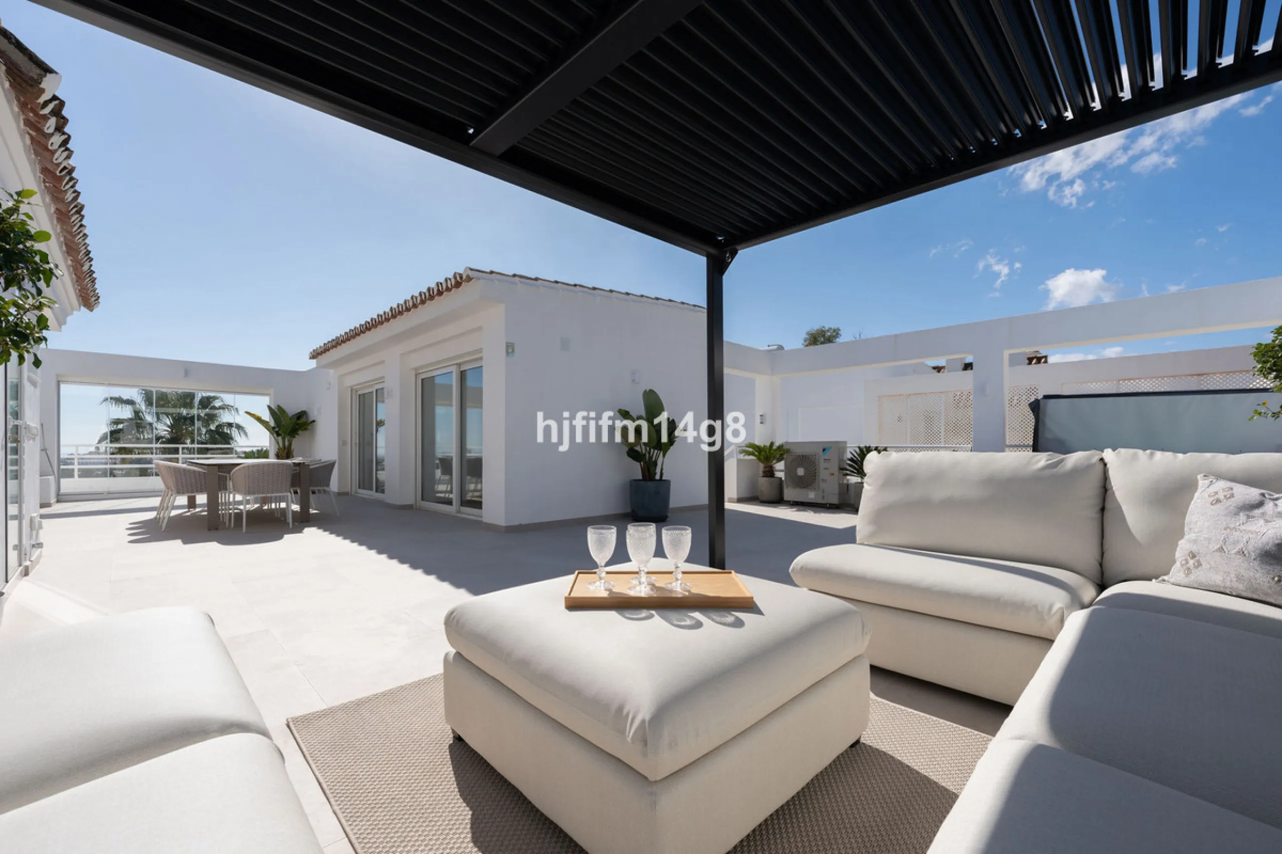 Apartment - Penthouse Duplex в продаже в Marbella, Málaga. В доме 5 спален и 4 ванных комнат. Площадь дома 166 м²