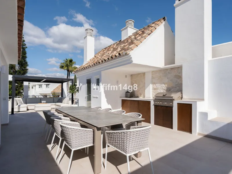 Apartment - Penthouse Duplex в продаже в Marbella, Málaga. В доме 5 спален и 4 ванных комнат. Площадь дома 166 м²