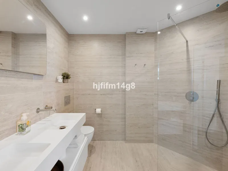 Apartment - Penthouse Duplex в продаже в Marbella, Málaga. В доме 5 спален и 4 ванных комнат. Площадь дома 166 м²