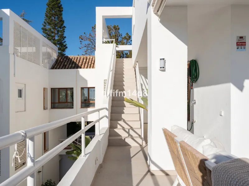 Apartment - Penthouse Duplex в продаже в Marbella, Málaga. В доме 5 спален и 4 ванных комнат. Площадь дома 166 м²