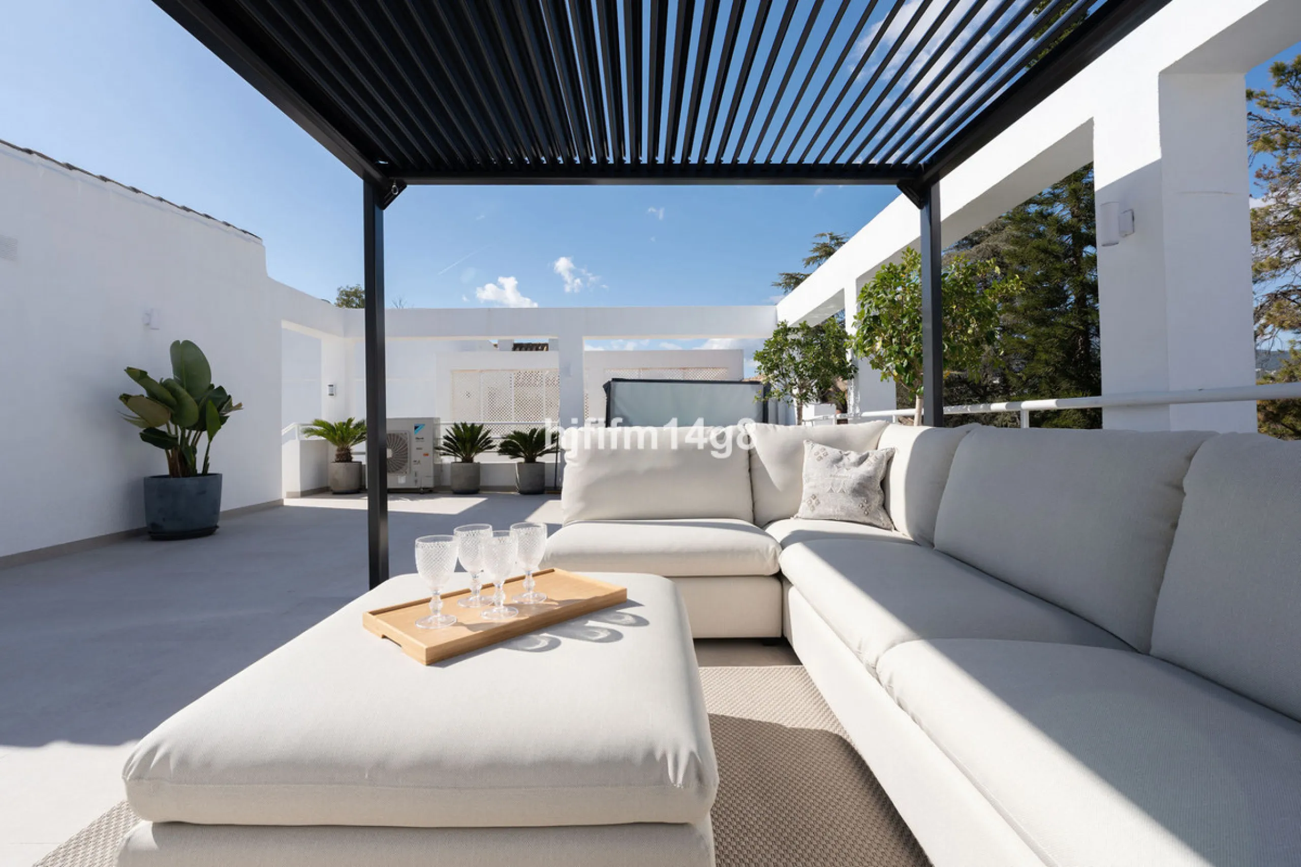 Apartment - Penthouse Duplex в продаже в Marbella, Málaga. В доме 5 спален и 4 ванных комнат. Площадь дома 166 м²