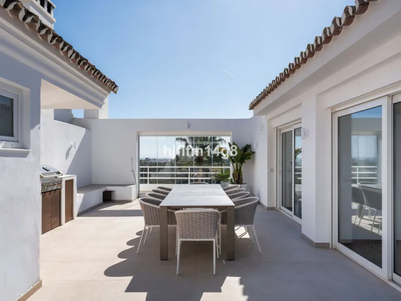 Apartment - Penthouse Duplex в продаже в Marbella, Málaga. В доме 5 спален и 4 ванных комнат. Площадь дома 166 м²