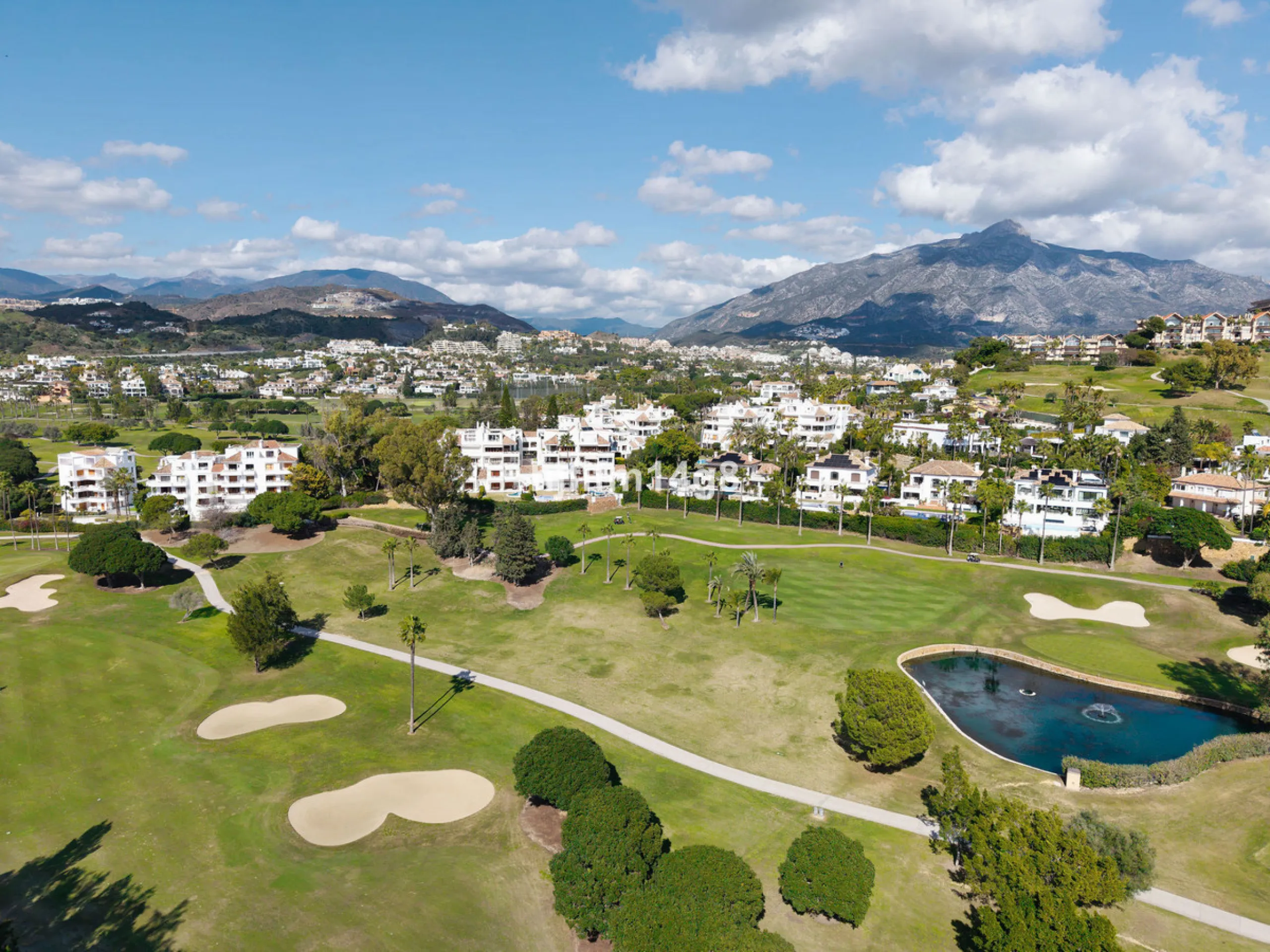 Apartment - Penthouse Duplex в продаже в Marbella, Málaga. В доме 5 спален и 4 ванных комнат. Площадь дома 166 м²