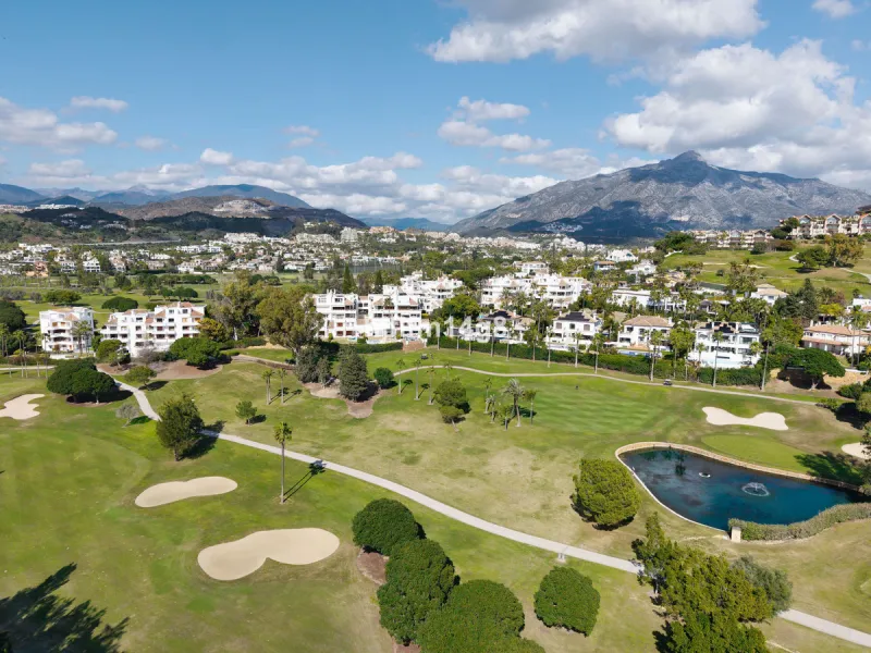 Apartment - Penthouse Duplex в продаже в Marbella, Málaga. В доме 5 спален и 4 ванных комнат. Площадь дома 166 м²