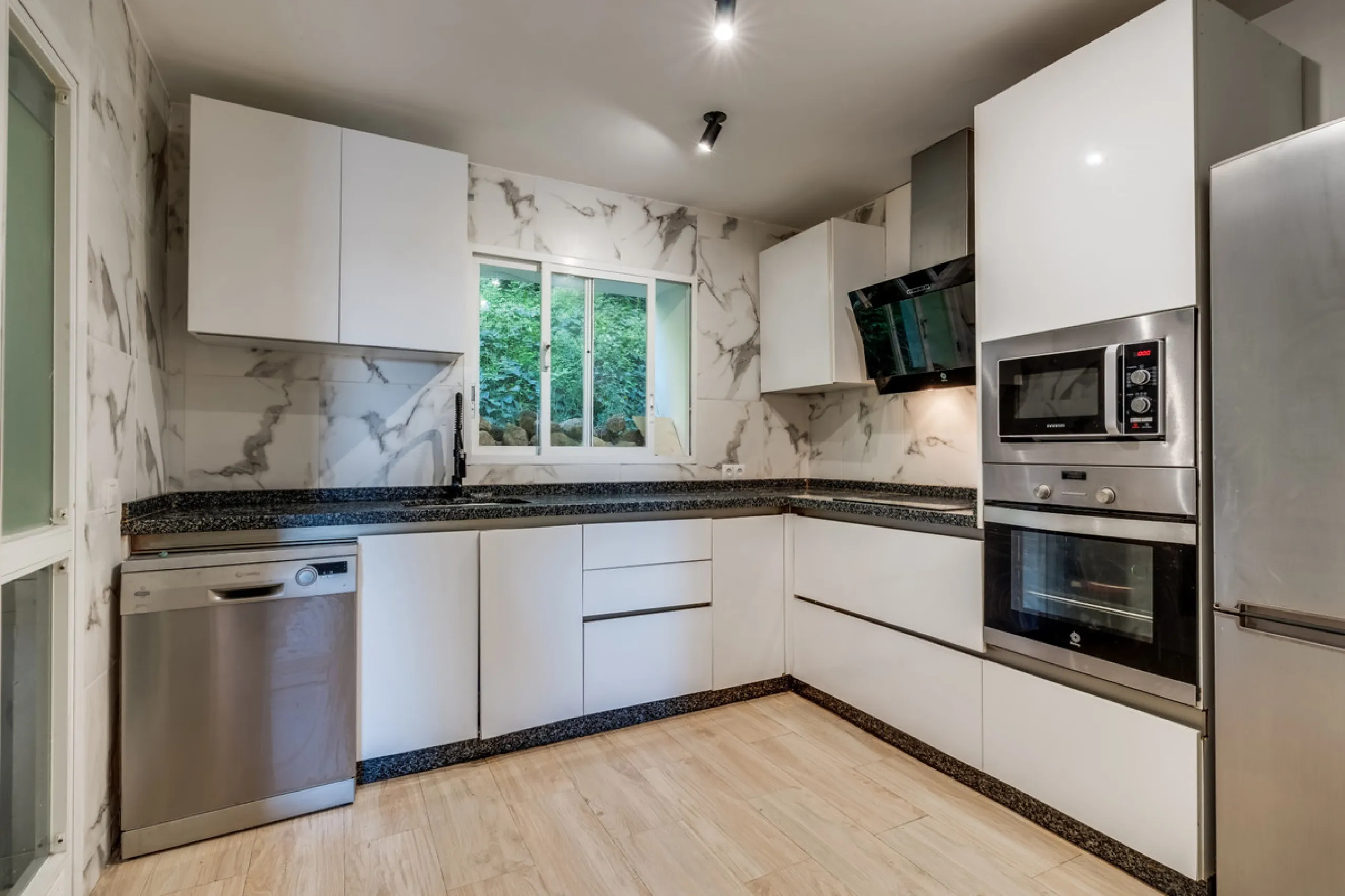 Apartment - Middle Floor Apartment в продаже в Benahavís, Málaga. В доме 3 спален и 2 ванных комнат. Площадь дома 136 м²