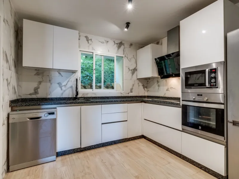 Welcome to this wonderful apartment in the heart of La Quinta, Benahavís! Here, you will live in a peaceful and exclusive area, surrounded by lush nature and close to world-class golf courses.