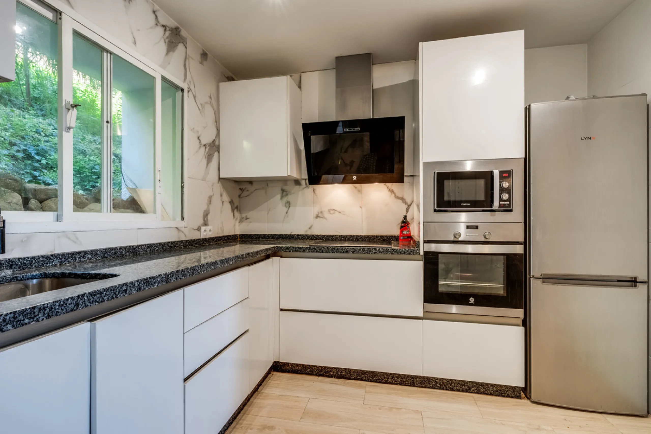 Apartment - Middle Floor Apartment в продаже в Benahavís, Málaga. В доме 3 спален и 2 ванных комнат. Площадь дома 136 м²