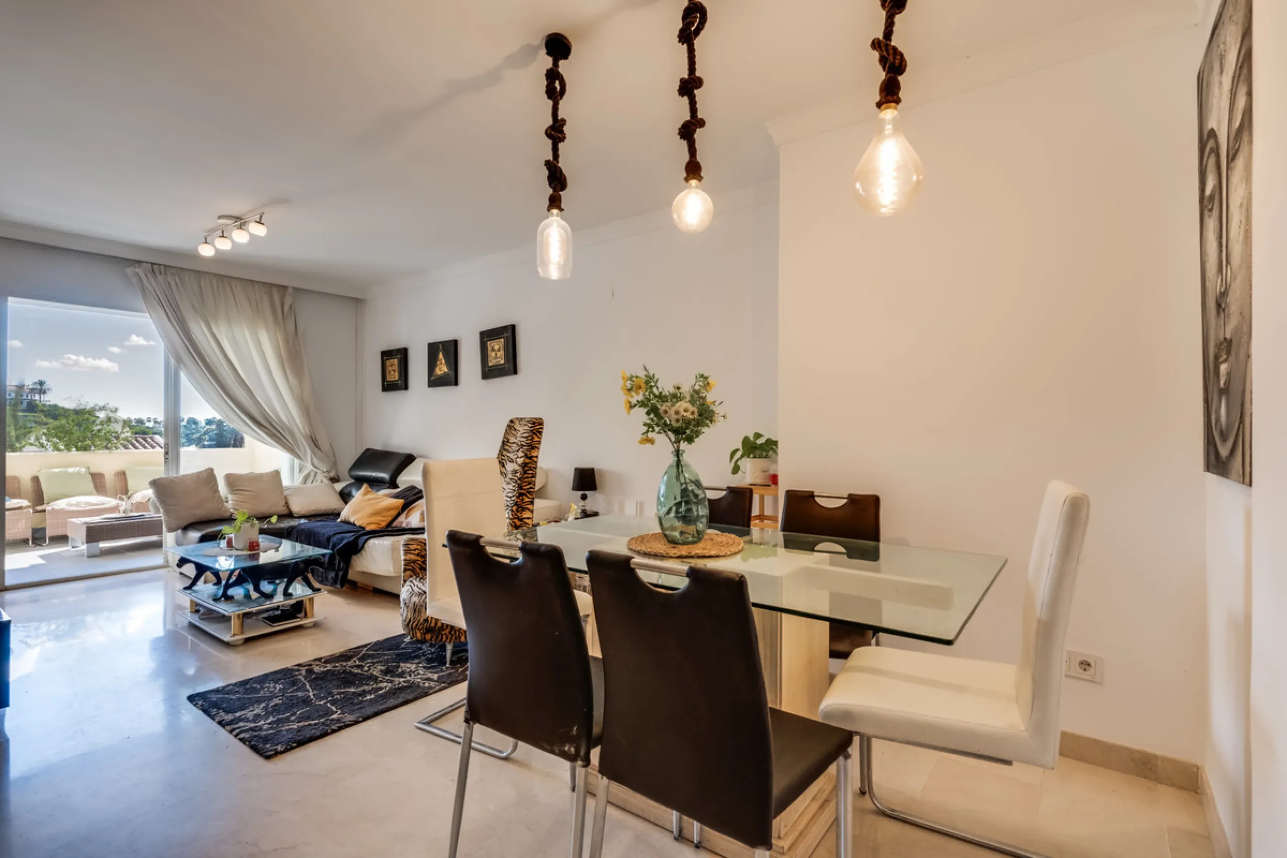 Apartment - Middle Floor Apartment в продаже в Benahavís, Málaga. В доме 3 спален и 2 ванных комнат. Площадь дома 136 м²