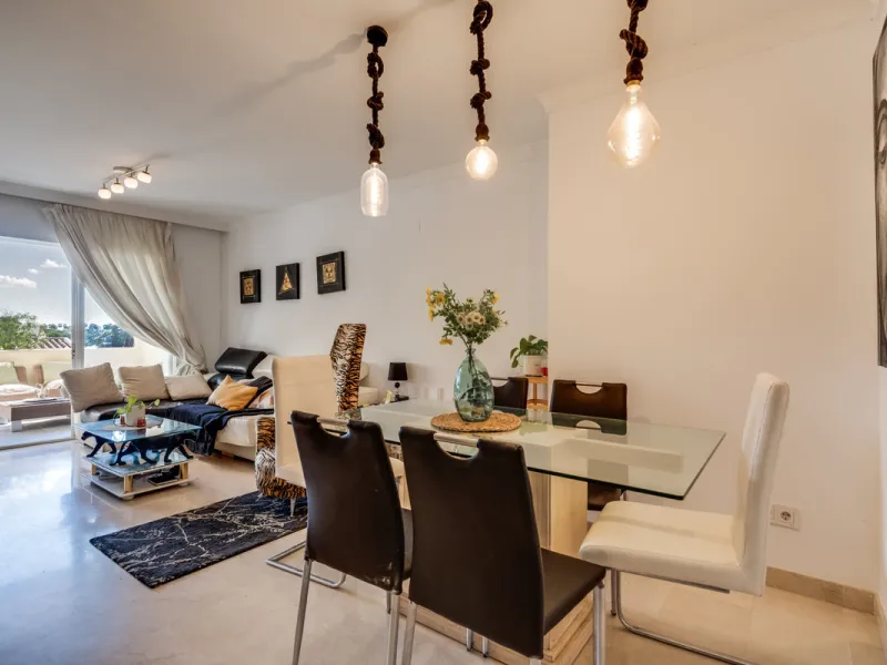 Apartment - Middle Floor Apartment в продаже в Benahavís, Málaga. В доме 3 спален и 2 ванных комнат. Площадь дома 136 м²