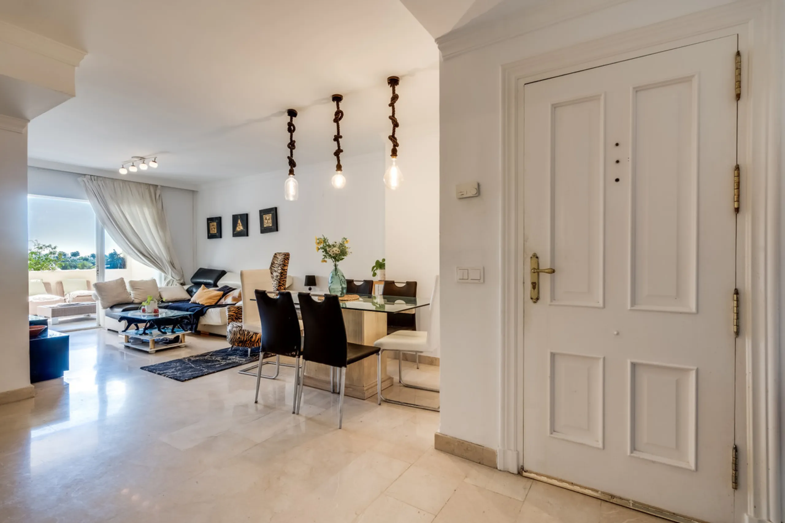 Apartment - Middle Floor Apartment в продаже в Benahavís, Málaga. В доме 3 спален и 2 ванных комнат. Площадь дома 136 м²