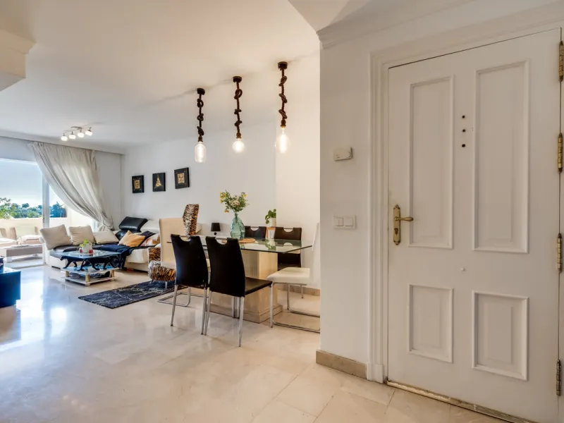 Apartment - Middle Floor Apartment в продаже в Benahavís, Málaga. В доме 3 спален и 2 ванных комнат. Площадь дома 136 м²