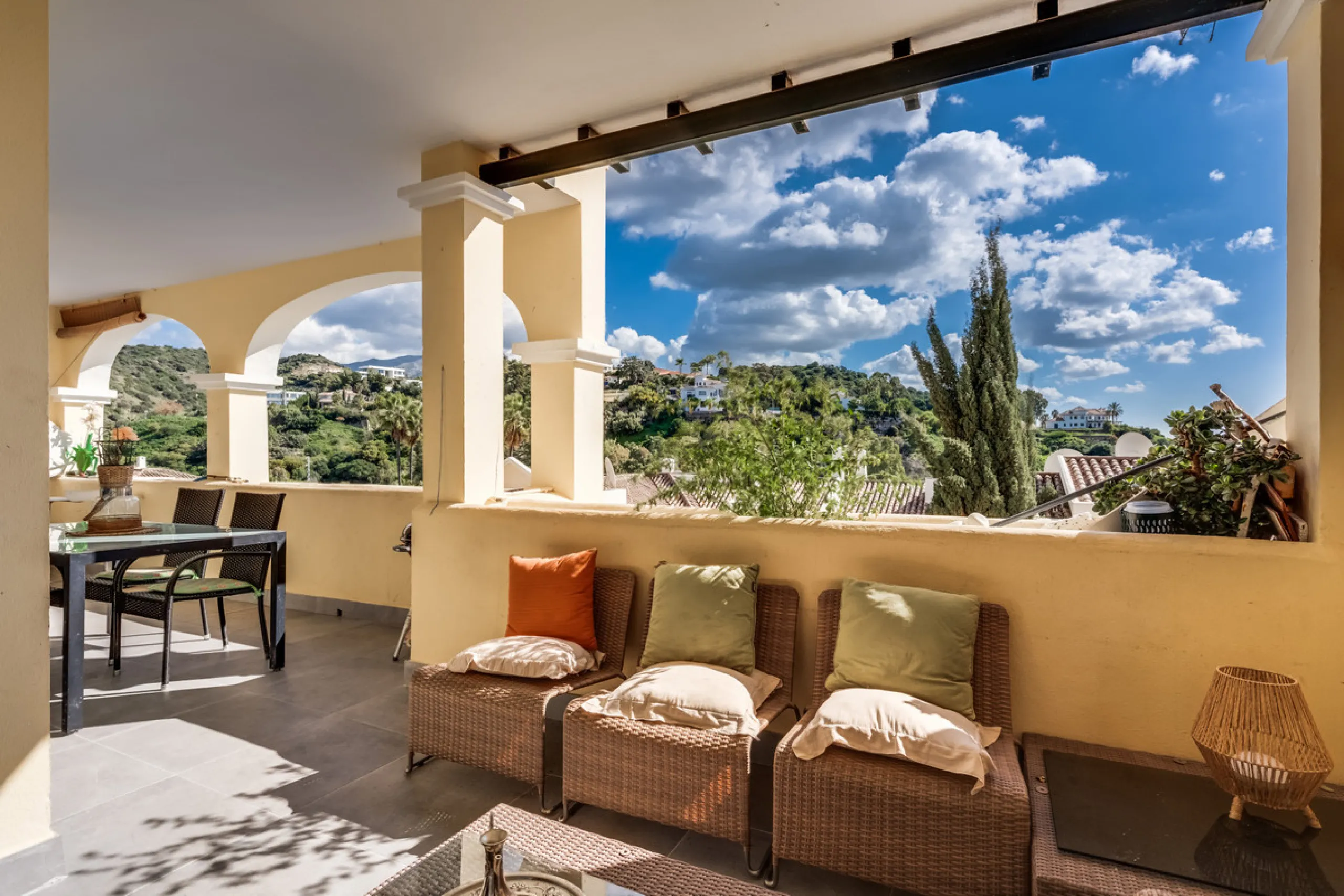 Apartment - Middle Floor Apartment в продаже в Benahavís, Málaga. В доме 3 спален и 2 ванных комнат. Площадь дома 136 м²