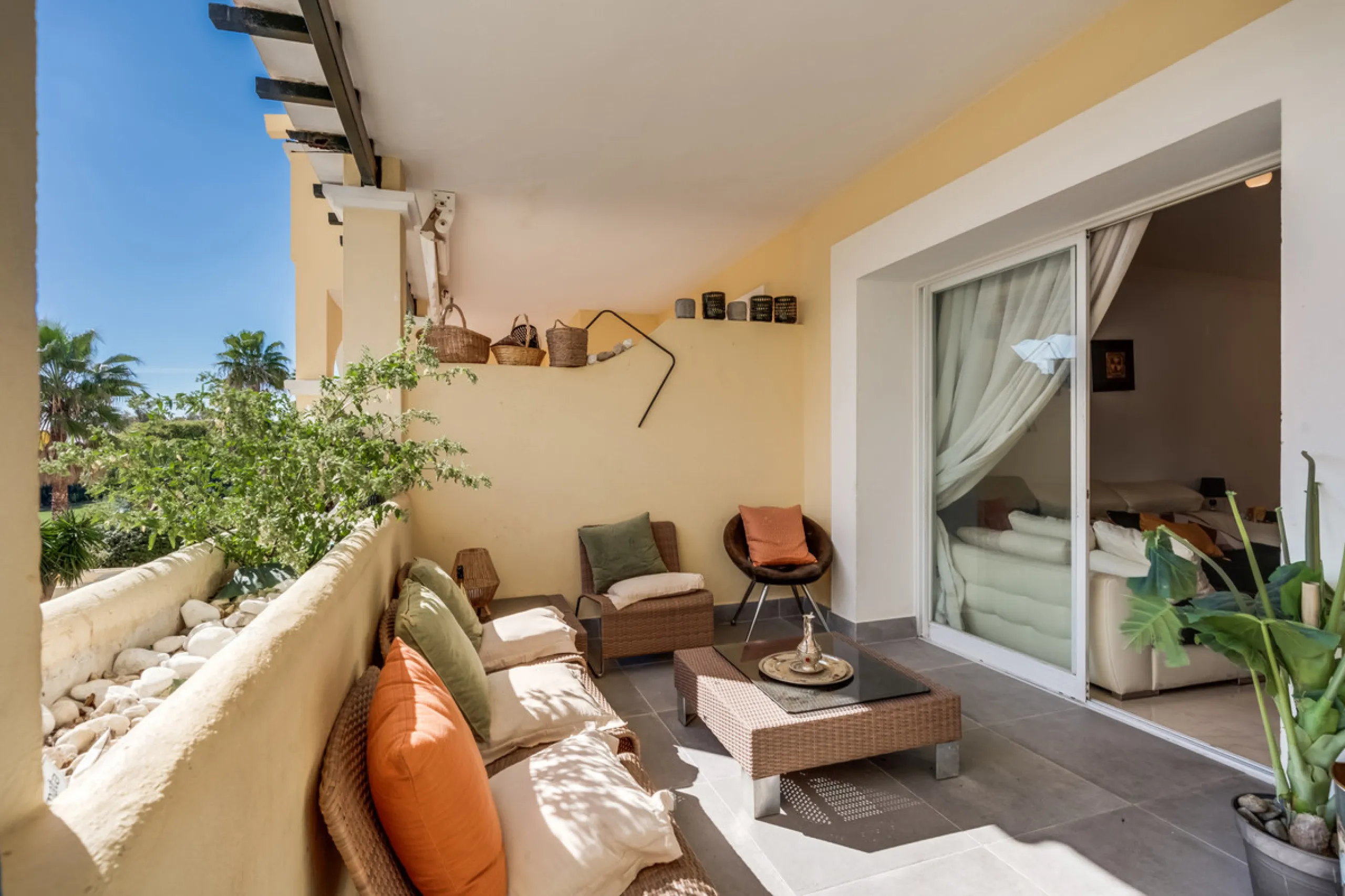 Apartment - Middle Floor Apartment в продаже в Benahavís, Málaga. В доме 3 спален и 2 ванных комнат. Площадь дома 136 м²