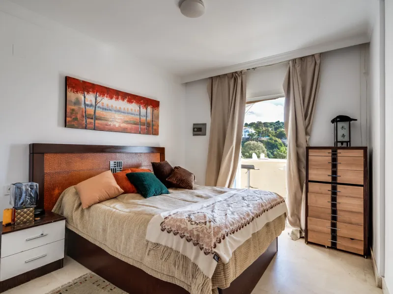 Apartment - Middle Floor Apartment в продаже в Benahavís, Málaga. В доме 3 спален и 2 ванных комнат. Площадь дома 136 м²