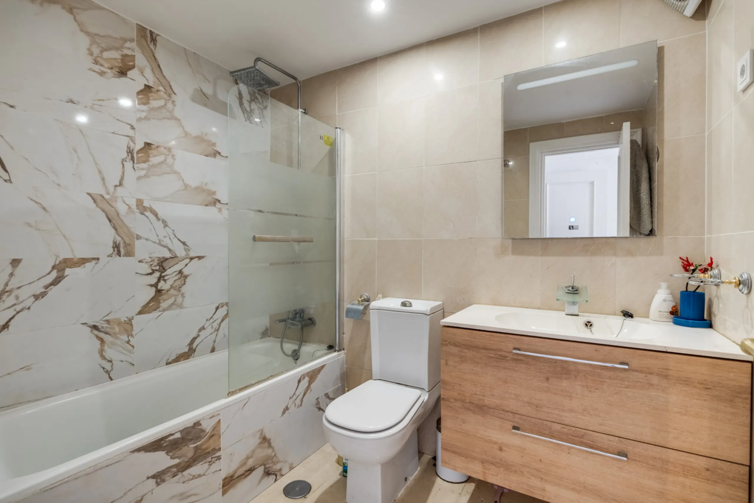 Apartment - Middle Floor Apartment в продаже в Benahavís, Málaga. В доме 3 спален и 2 ванных комнат. Площадь дома 136 м²