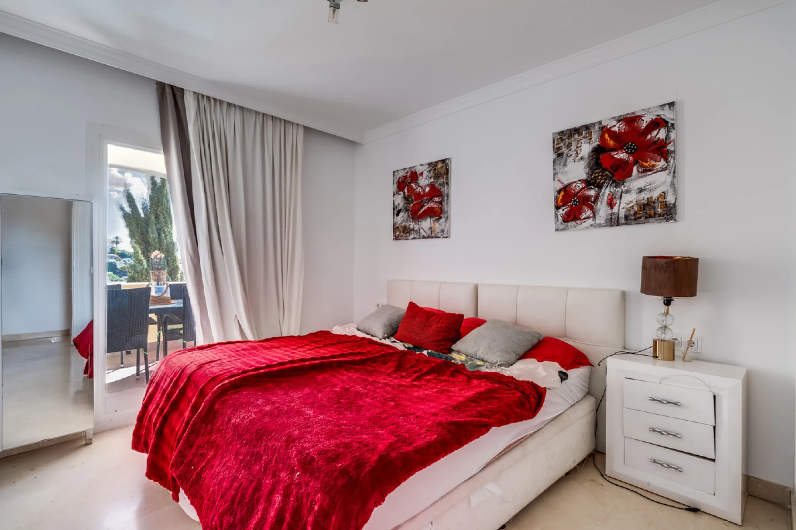 Apartment - Middle Floor Apartment в продаже в Benahavís, Málaga. В доме 3 спален и 2 ванных комнат. Площадь дома 136 м²