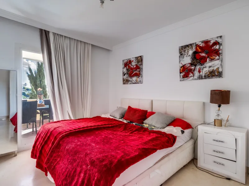 Apartment - Middle Floor Apartment в продаже в Benahavís, Málaga. В доме 3 спален и 2 ванных комнат. Площадь дома 136 м²