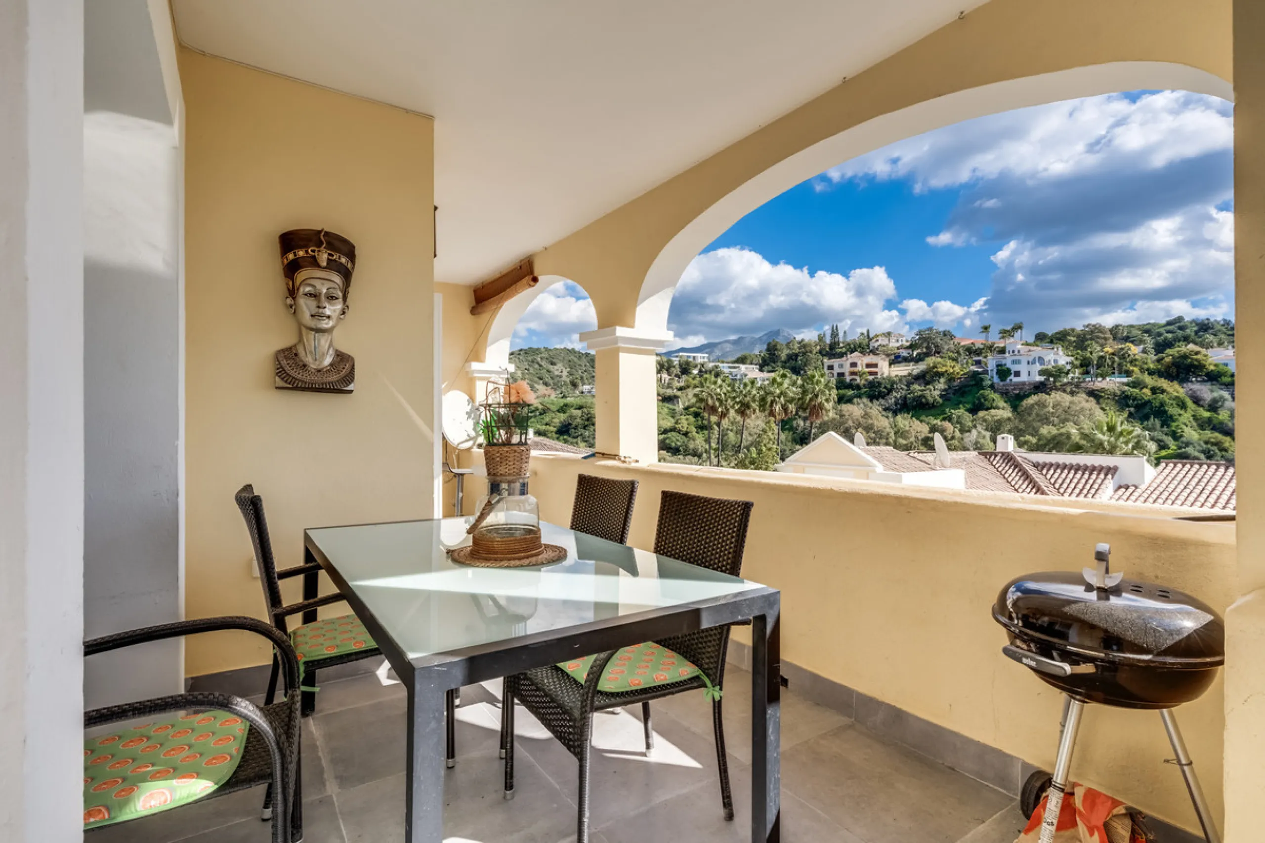 Apartment - Middle Floor Apartment в продаже в Benahavís, Málaga. В доме 3 спален и 2 ванных комнат. Площадь дома 136 м²