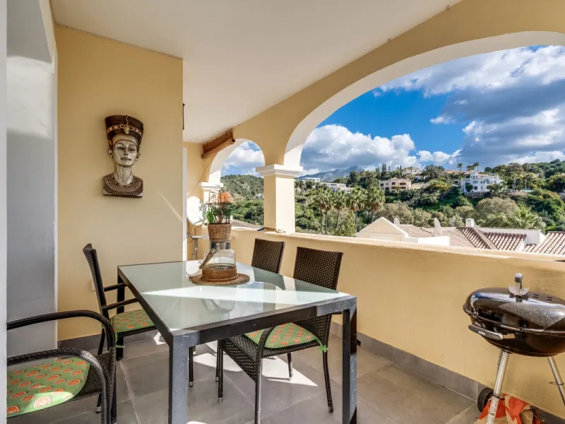 Apartment - Middle Floor Apartment в продаже в Benahavís, Málaga. В доме 3 спален и 2 ванных комнат. Площадь дома 136 м²