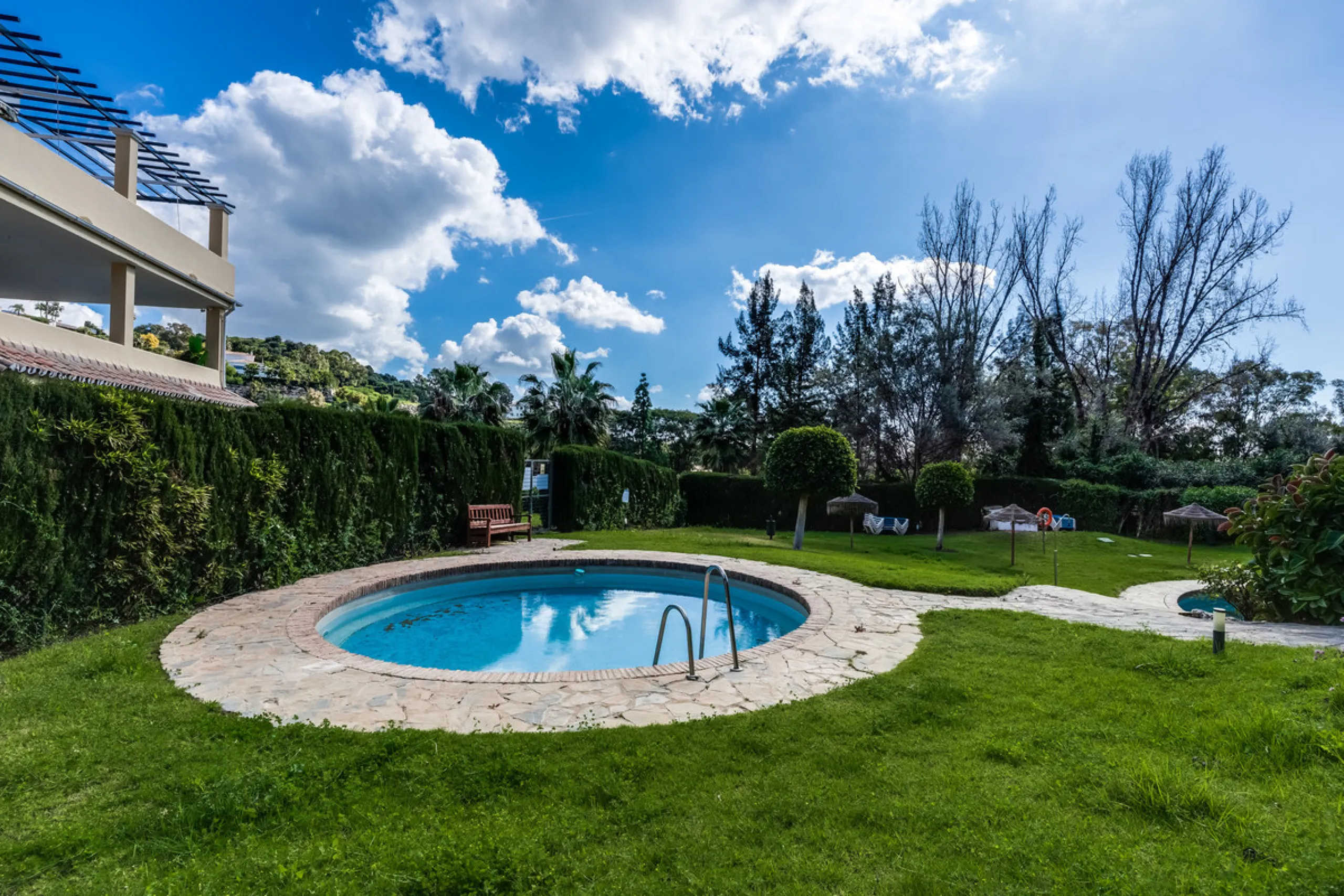 Apartment - Middle Floor Apartment в продаже в Benahavís, Málaga. В доме 3 спален и 2 ванных комнат. Площадь дома 136 м²