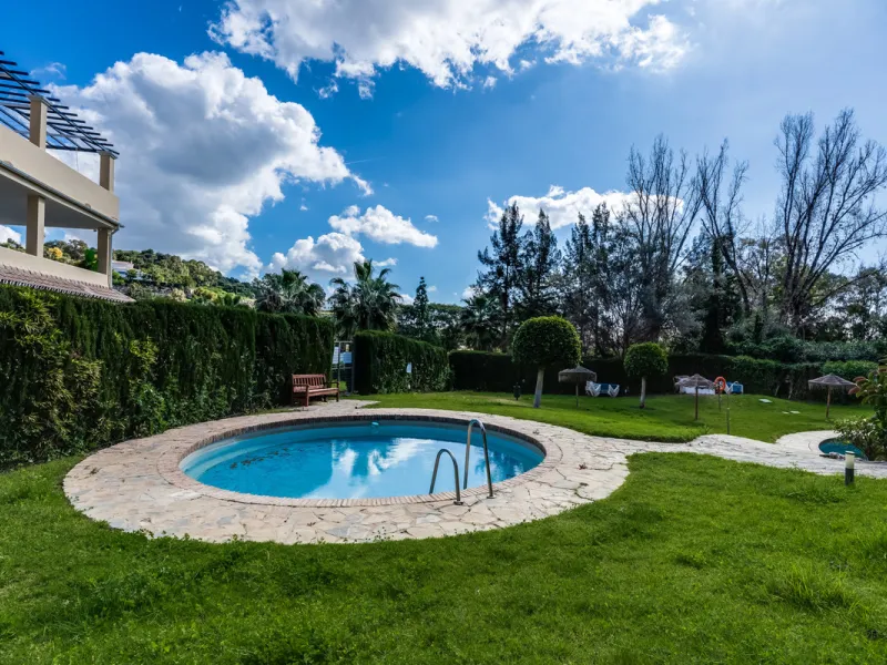 Apartment - Middle Floor Apartment в продаже в Benahavís, Málaga. В доме 3 спален и 2 ванных комнат. Площадь дома 136 м²