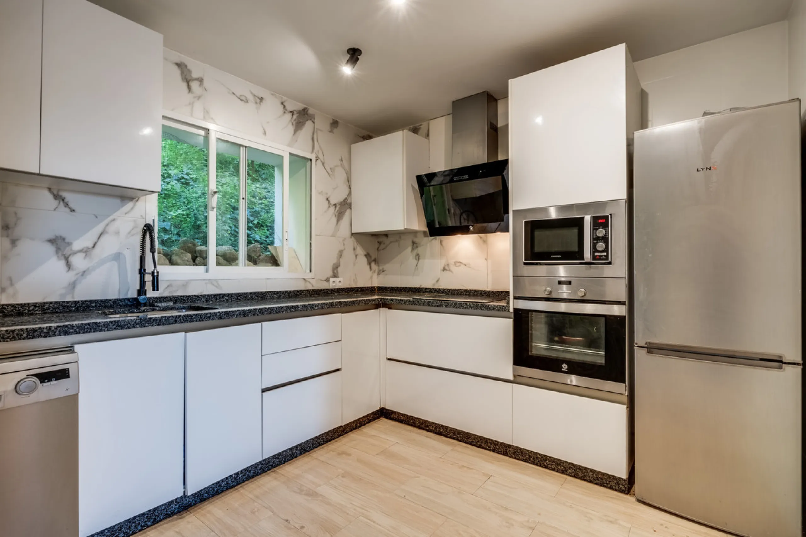 Apartment - Middle Floor Apartment в продаже в Benahavís, Málaga. В доме 3 спален и 2 ванных комнат. Площадь дома 136 м²