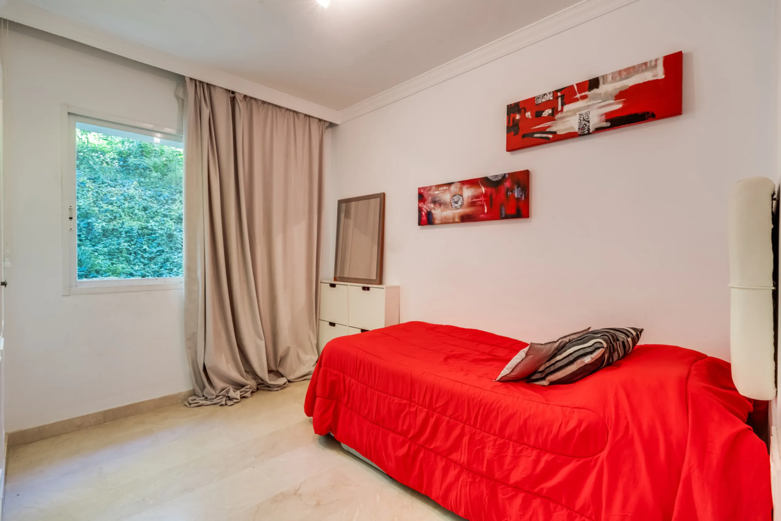 Apartment - Middle Floor Apartment в продаже в Benahavís, Málaga. В доме 3 спален и 2 ванных комнат. Площадь дома 136 м²