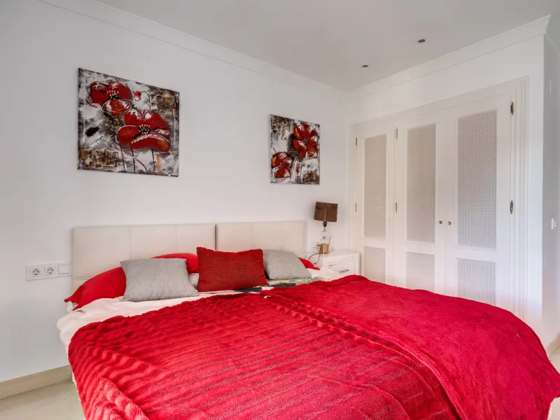 Apartment - Middle Floor Apartment в продаже в Benahavís, Málaga. В доме 3 спален и 2 ванных комнат. Площадь дома 136 м²