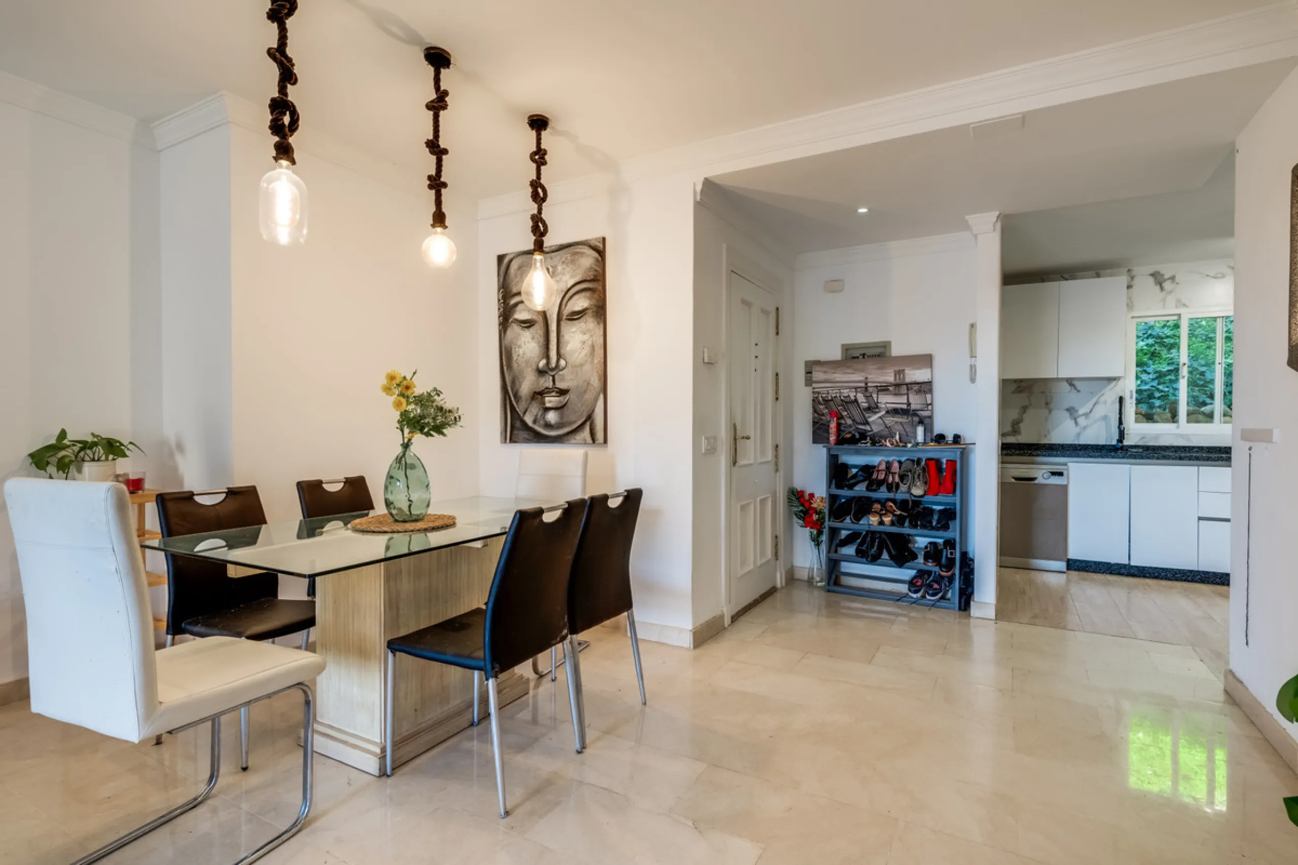 Apartment - Middle Floor Apartment в продаже в Benahavís, Málaga. В доме 3 спален и 2 ванных комнат. Площадь дома 136 м²