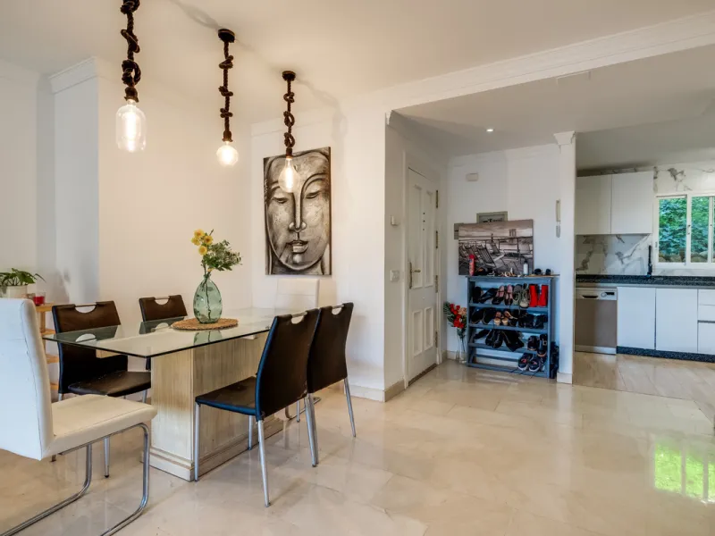 Apartment - Middle Floor Apartment в продаже в Benahavís, Málaga. В доме 3 спален и 2 ванных комнат. Площадь дома 136 м²