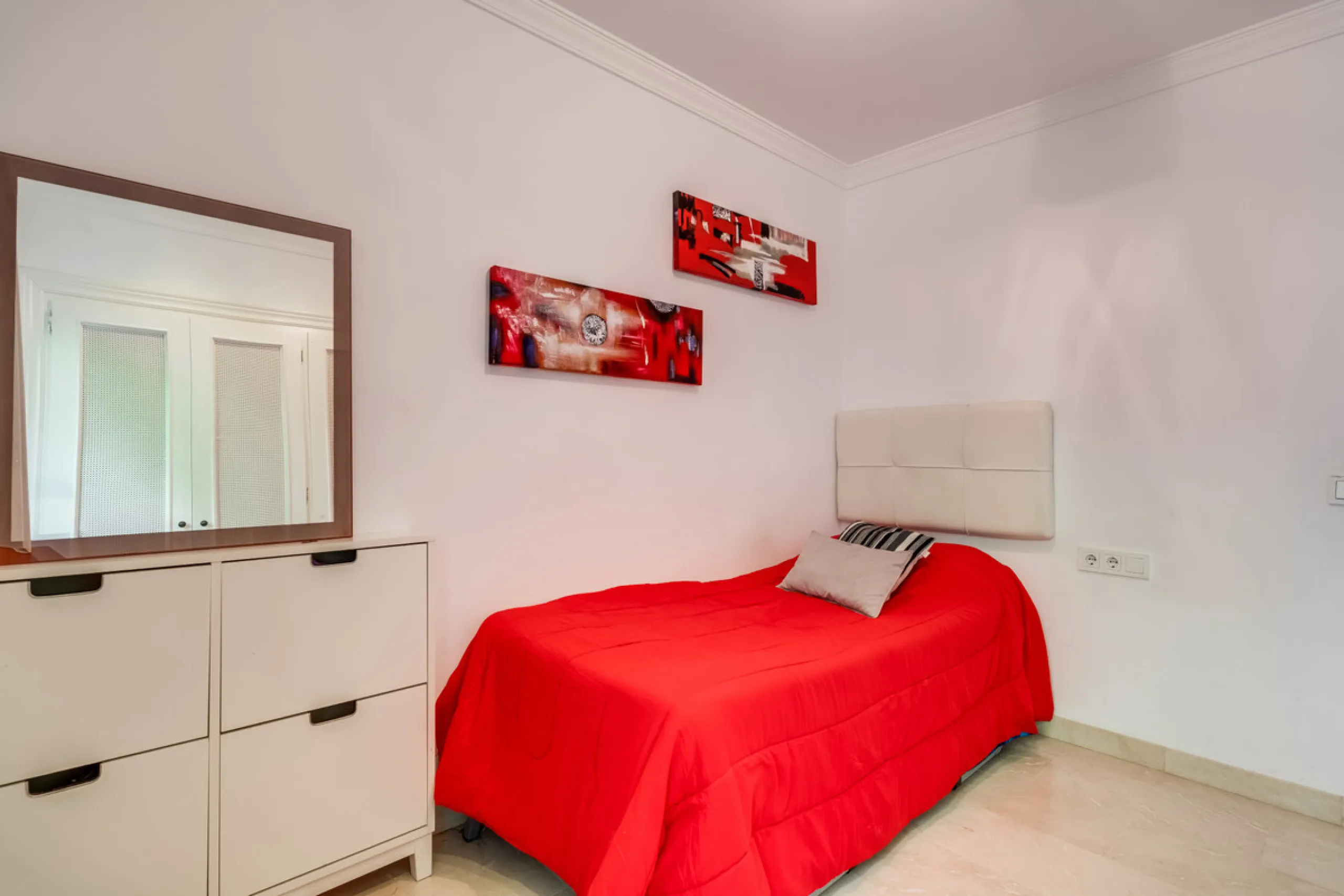 Apartment - Middle Floor Apartment в продаже в Benahavís, Málaga. В доме 3 спален и 2 ванных комнат. Площадь дома 136 м²