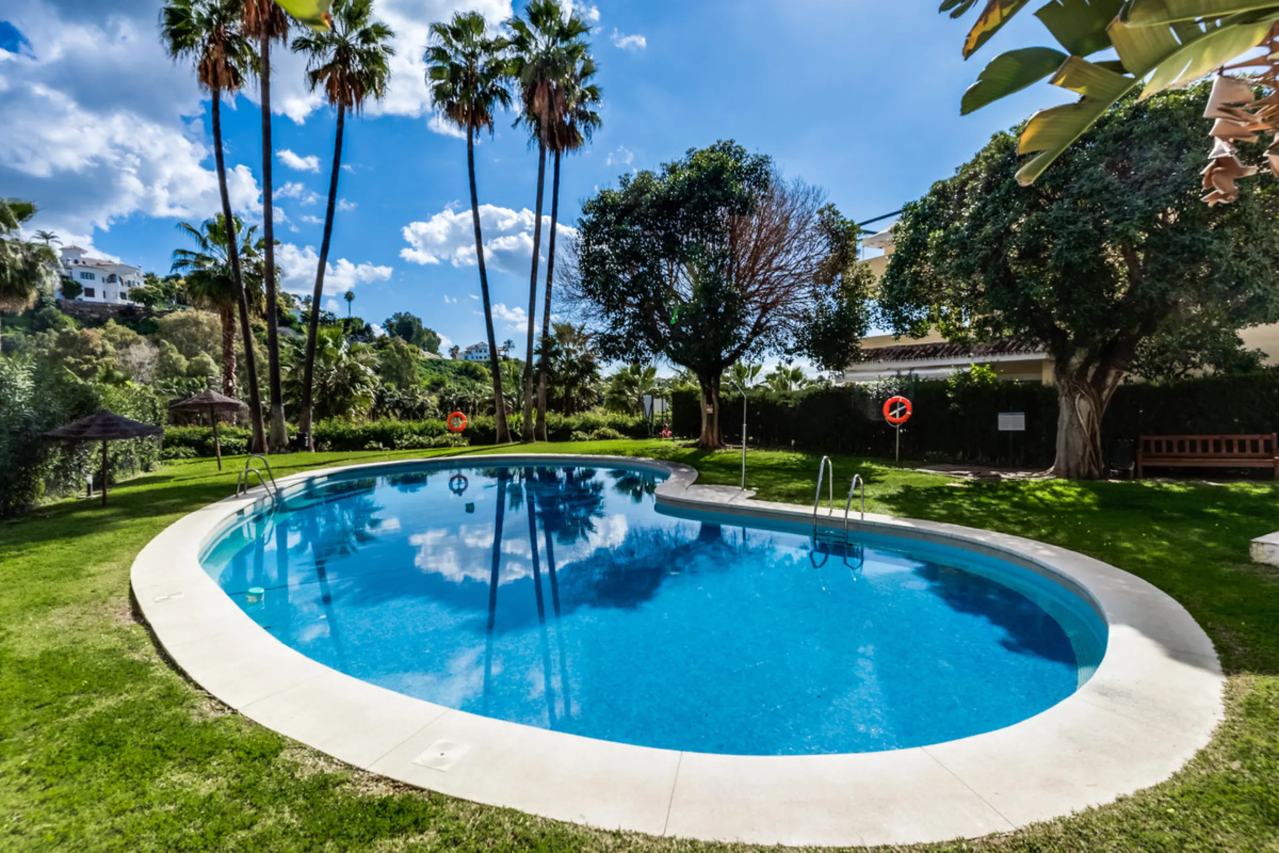 Apartment - Middle Floor Apartment в продаже в Benahavís, Málaga. В доме 3 спален и 2 ванных комнат. Площадь дома 136 м²